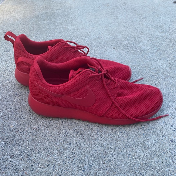all maroon nike roshe